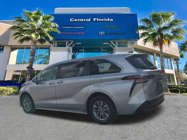 Used 2025 Toyota Sienna LE FWD image 7