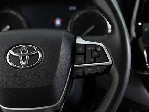 Used 2022 Toyota Highlander XLE FWD image 34