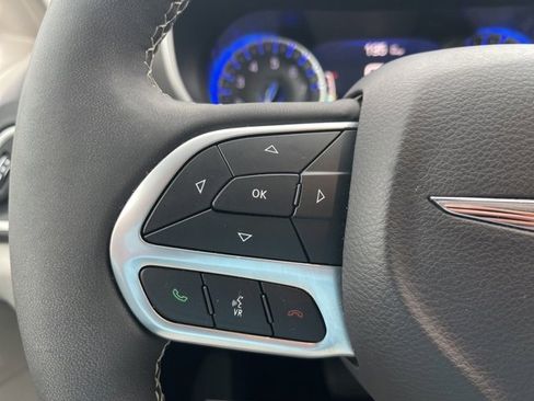 Used 2024 Chrysler Pacifica Touring-L image 19