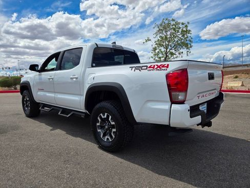 Used 2017 Toyota Tacoma TRD Off-Road AWD/4WD image 5