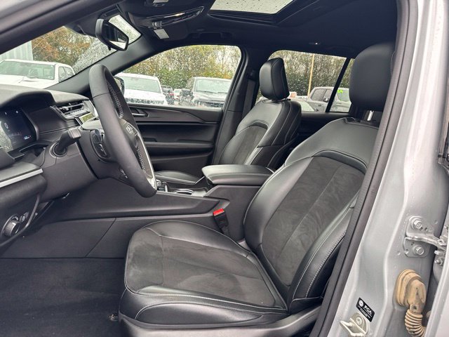 Used 2024 Jeep Grand Cherokee Altitude AWD/4WD image 13