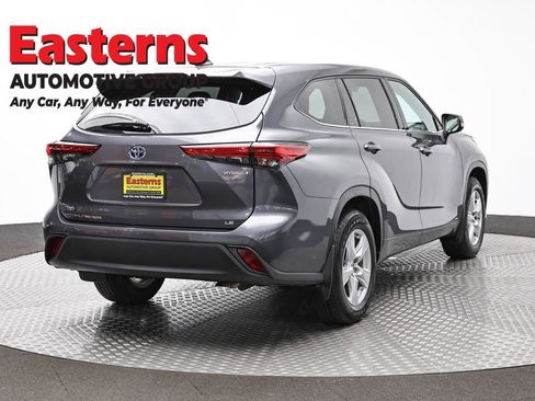 Used 2022 Toyota Highlander LE image 5