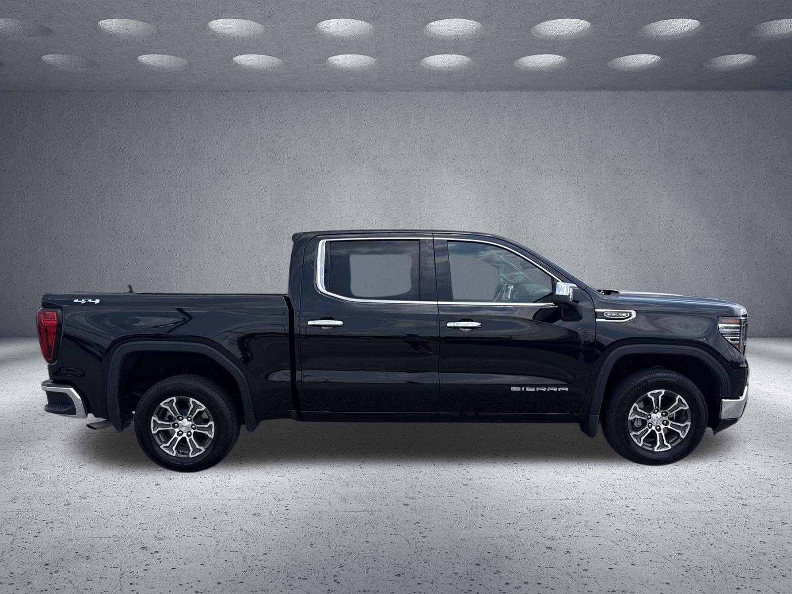 Used 2025 GMC Sierra 1500 SLT AWD/4WD image 4
