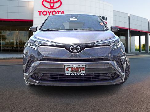 Used 2019 Toyota C-HR XLE FWD image 3
