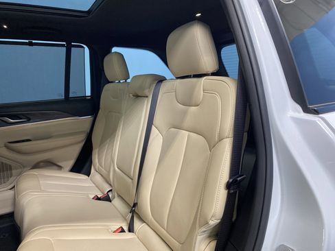 Certified 2024 Jeep Grand Cherokee Limited w/ Luxury Tech Group II image 27