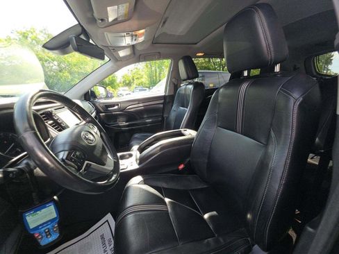 Used 2018 Toyota Highlander SE w/ Carpet Mat Package (TMS) AWD/4WD image 6