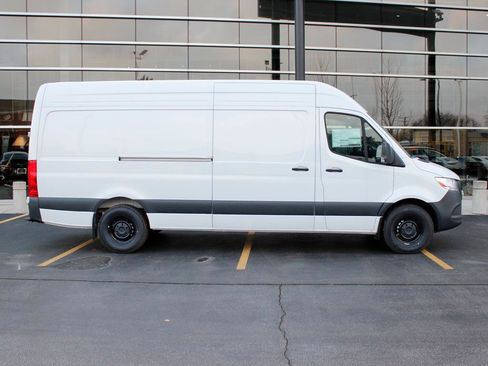Used 2025 Mercedes-Benz Sprinter 2500 image 2
