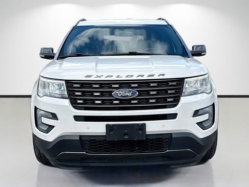Used 2017 Ford Explorer XLT w/ Equipment Group 202A image 8