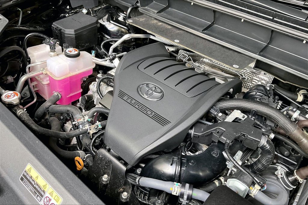 Used 2025 Toyota Highlander LE FWD image 29