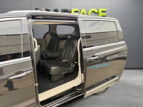 Used 2019 Chrysler Pacifica Touring-L FWD image 19