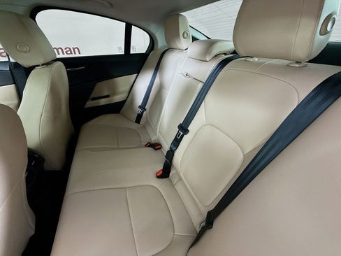 Used 2017 Jaguar XE Premium image 25