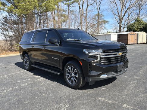 Used 2022 Chevrolet Suburban LT image 3
