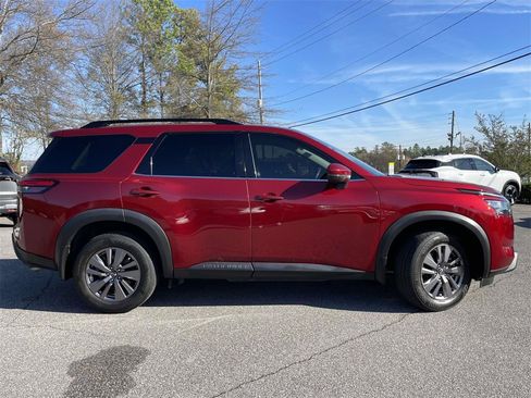 Used 2023 Nissan Pathfinder SV image 2
