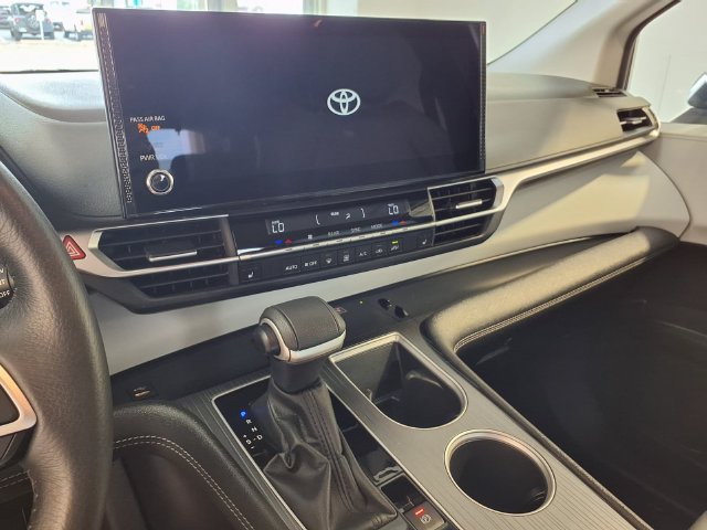 Used 2026 Toyota Sienna XLE FWD image 11