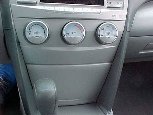 Used 2010 Toyota Camry LE FWD image 56