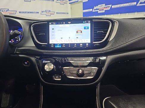 Used 2025 Chrysler Pacifica Limited image 28