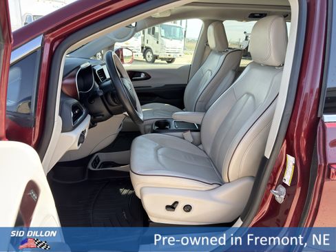Used 2019 Chrysler Pacifica Limited w/ Tire & Wheel Group FWD image 14