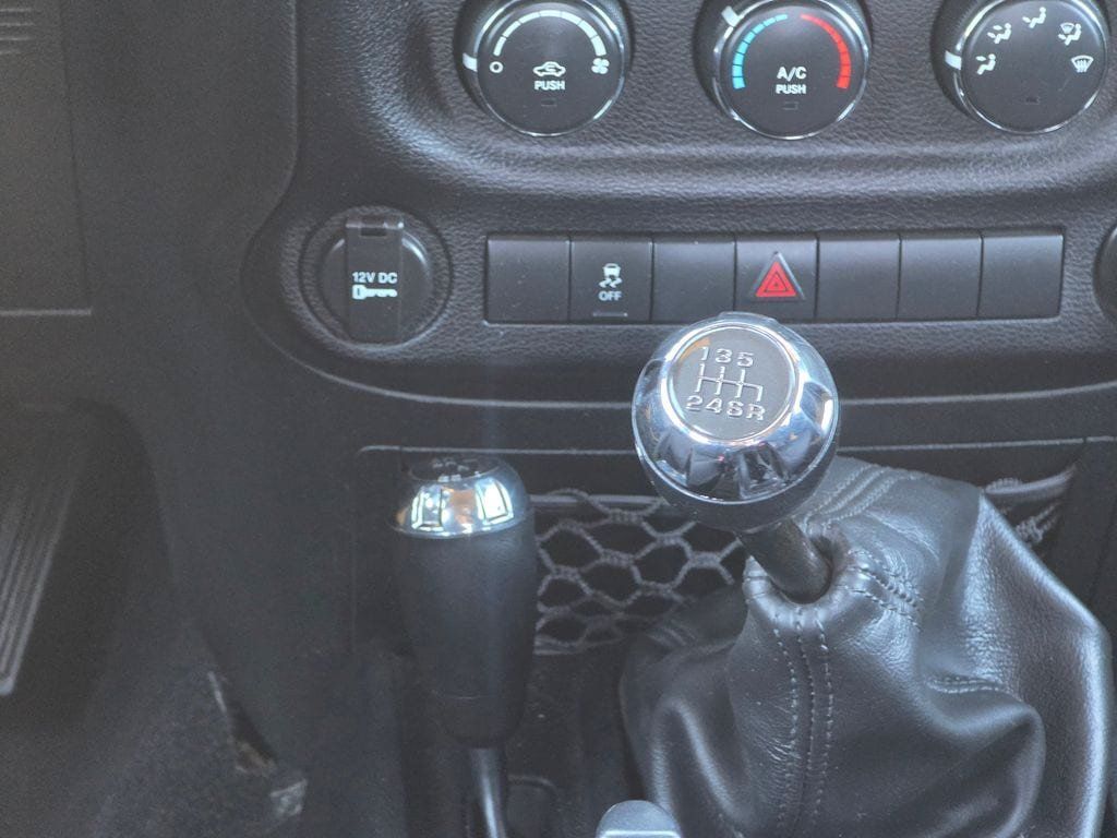 Used 2013 Jeep Wrangler Unlimited Sport w/ Connectivity Group AWD/4WD image 14