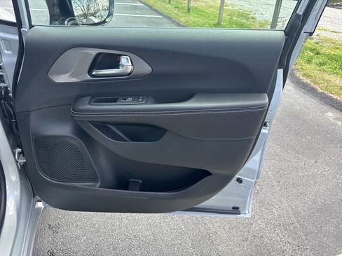 New 2026 Chrysler Pacifica Select image 9