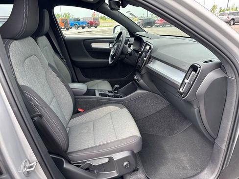 Used 2025 Volvo XC40 B5 Core image 35