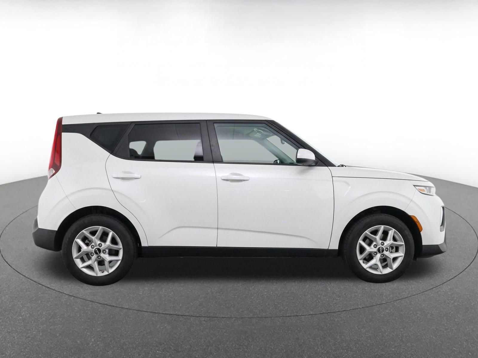 Used 2025 Kia Soul LX w/ LX Technology Package FWD image 9