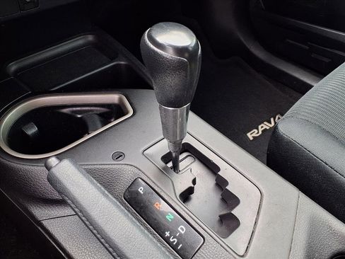 Used 2018 Toyota RAV4 LE image 6