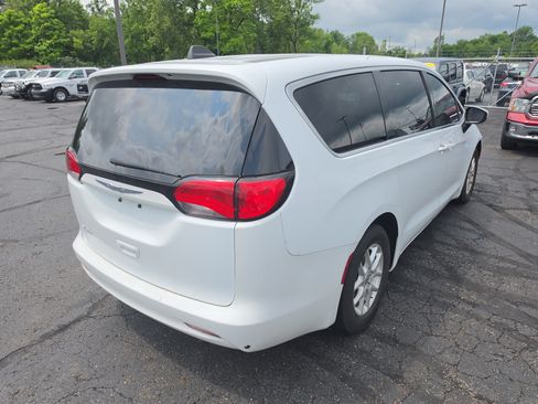 Used 2021 Chrysler Voyager LX FWD image 3
