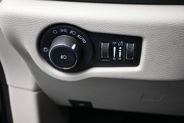 Used 2024 Chrysler Pacifica Limited FWD image 31