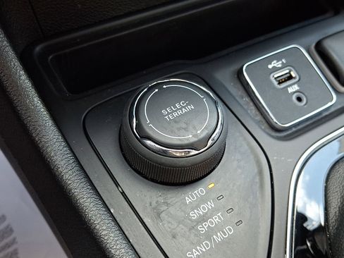 Used 2020 Jeep Cherokee Latitude Plus image 22