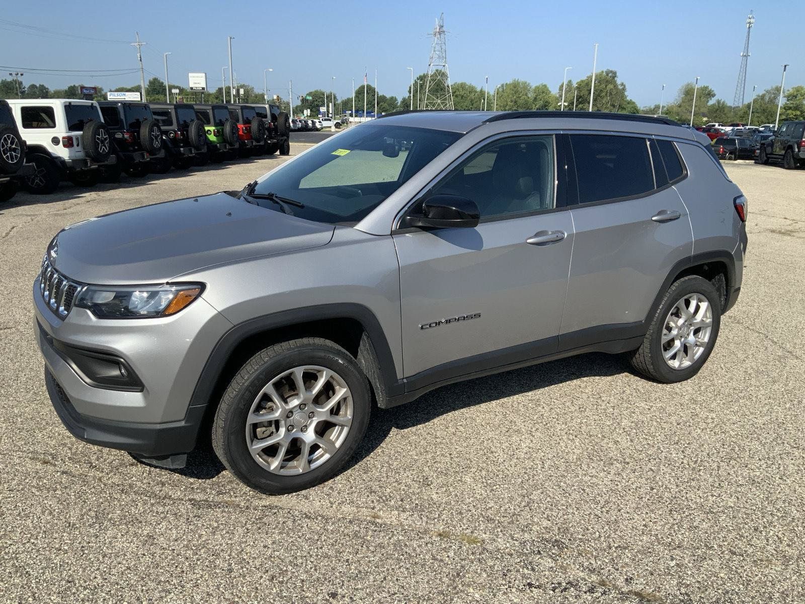 Used 2023 Jeep Compass Latitude AWD/4WD image 4