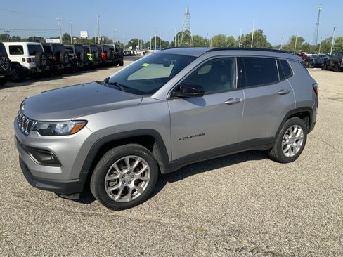Used 2023 Jeep Compass Latitude AWD/4WD image 4