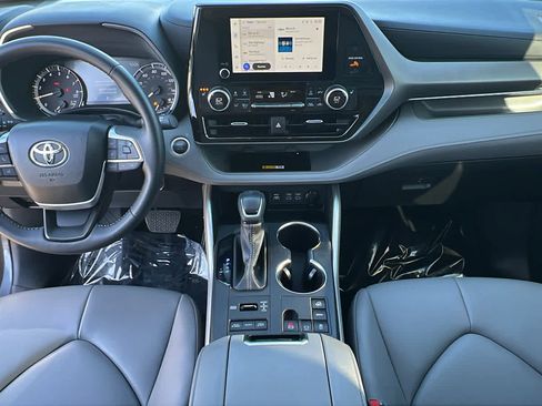 Used 2024 Toyota Highlander XLE image 26