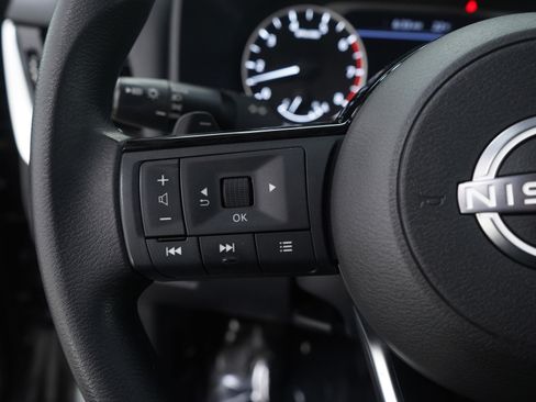 Used 2022 Nissan Rogue SV image 26