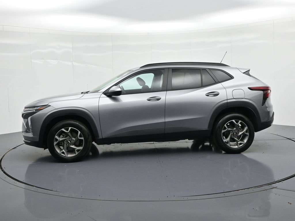 Used 2025 Chevrolet Trax LT FWD image 9