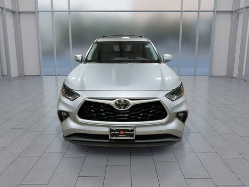 Used 2021 Toyota Highlander LE image 3