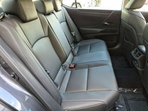 Used 2025 Lexus ES 300h w/ Premium Package FWD image 33