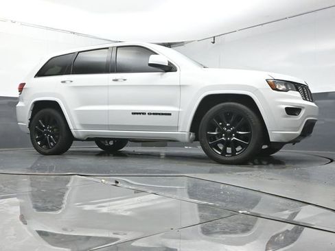 Used 2019 Jeep Grand Cherokee Altitude image 32