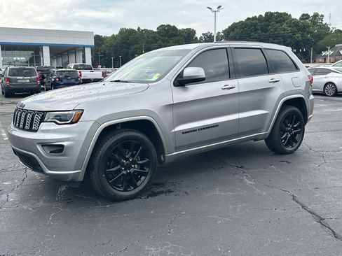 Used 2020 Jeep Grand Cherokee Altitude AWD/4WD image 4