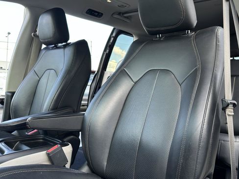 Used 2019 Chrysler Pacifica Touring-L FWD image 28