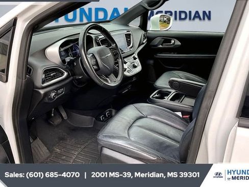 Used 2020 Chrysler Pacifica Touring-L w/ S Appearance Package image 11