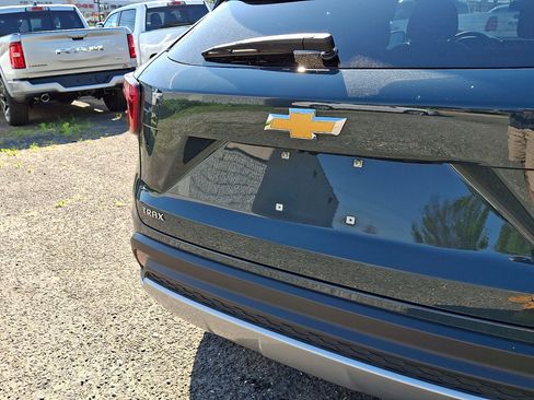 Used 2025 Chevrolet Trax LT FWD image 17