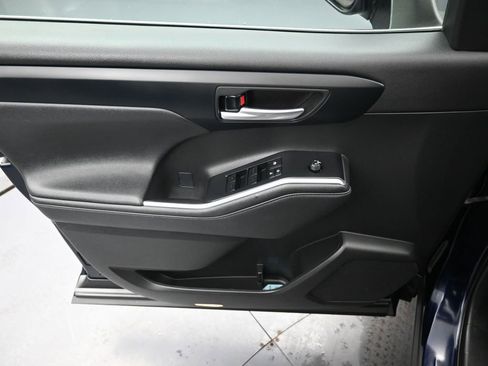 Used 2023 Toyota Highlander XLE image 25
