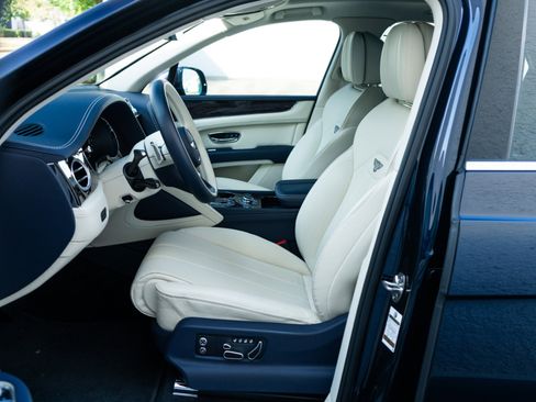Used 2024 Bentley Bentayga image 4