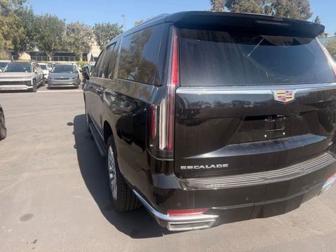Used 2023 Cadillac Escalade ESV Premium Luxury image 4