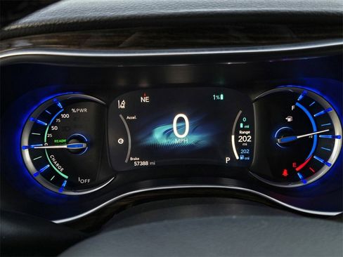 Used 2023 Chrysler Pacifica Limited image 25