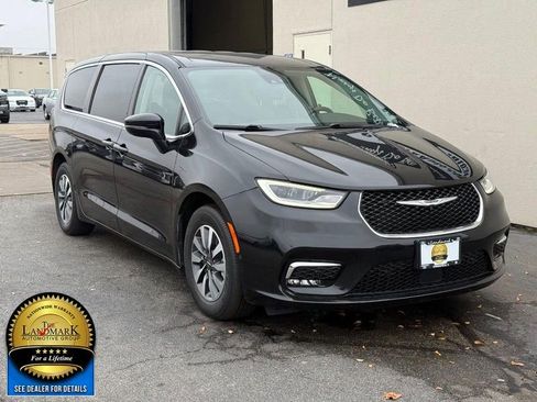 Used 2022 Chrysler Pacifica Touring-L w/ Uconnect Theater Family Group image 2