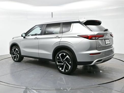 Used 2024 Mitsubishi Outlander SE image 5