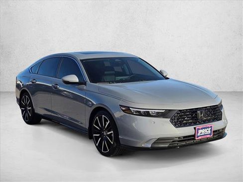 Used 2025 Honda Accord Touring image 3