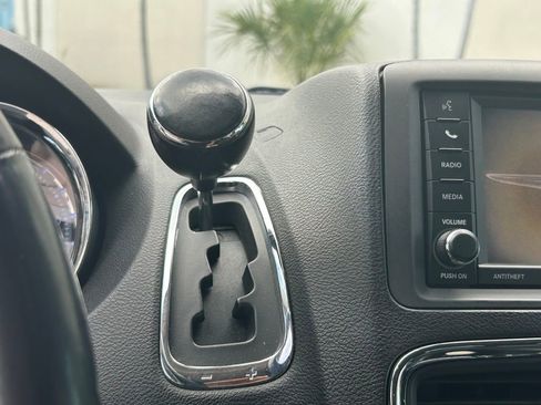 Used 2013 Chrysler Town & Country Touring image 23