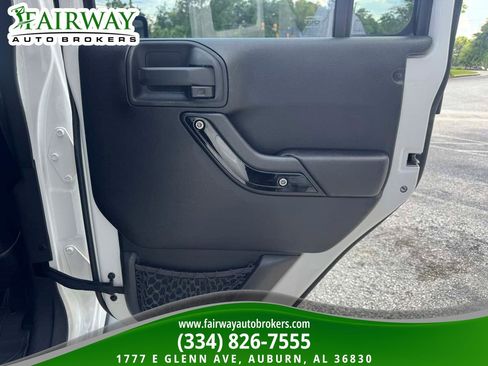 Used 2012 Jeep Wrangler Unlimited Sahara AWD/4WD image 29